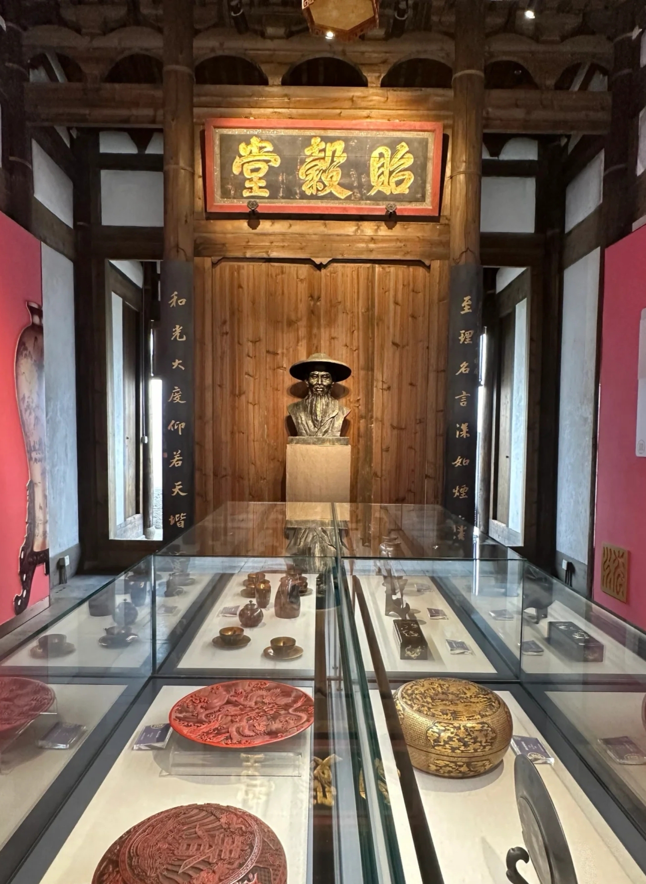 贻穀堂展厅内景，沈绍安塑像与馆藏漆器